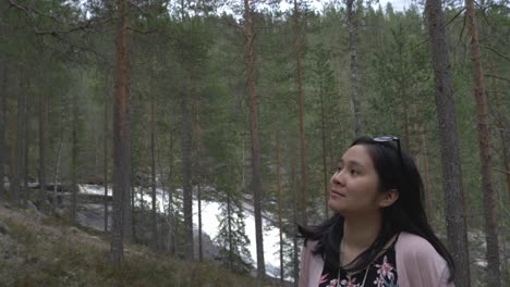 Chica-Disfrutando-De-La-Vista-En-El-Bosque