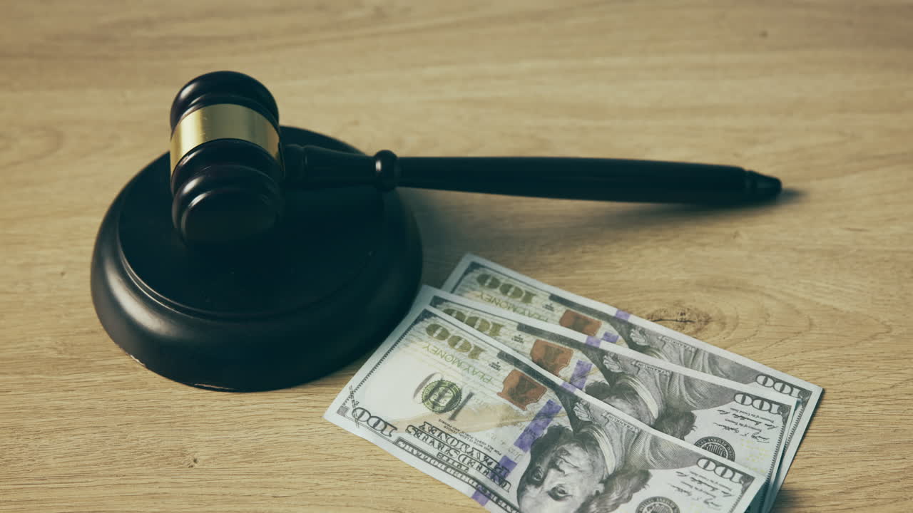 판사: 망치, 돈과 뇌물에 대한 손이 테이블에 있습니다.