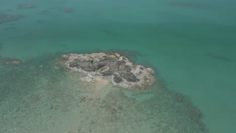 Hermosa-Vista-Aérea-Del-Drone-Paraíso-Telok-Melano-Sarawak,-Kampung-Telok-Melano-Fue-Una-Vez-Un-Refugio-Durante-Las-Tormentas-Marinas-Para-Los-Comerciantes-Desde-Sambas,-Indonesia-Hasta-Kuching