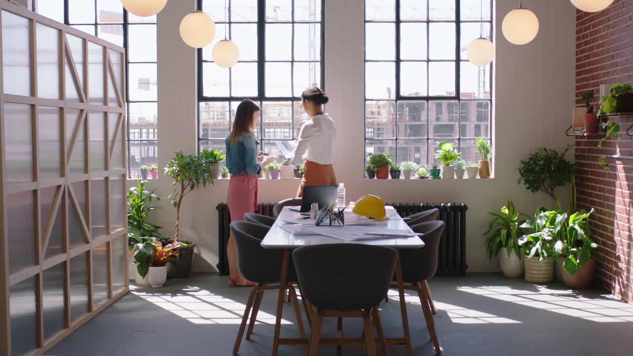 건물 계획을 사용하는 건축가 건설 프로젝트에서 일하는 비즈니스 여성 엔지니어 팀 디자인 솔루션 계획 현대 사무실에서 성공적인 개발 전략