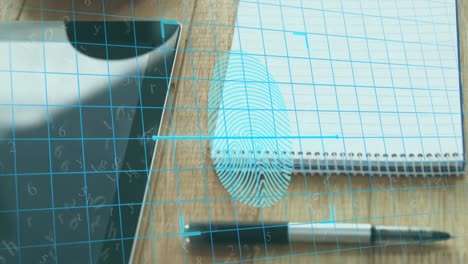 animación de escaneo de huellas dactilares, números sobre taza de café, bolígrafo, bloc de notas y tableta digital en la mesa