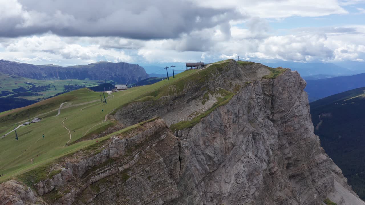seceda ridgeline, dolomites의 체어 리프트를 향한 공중