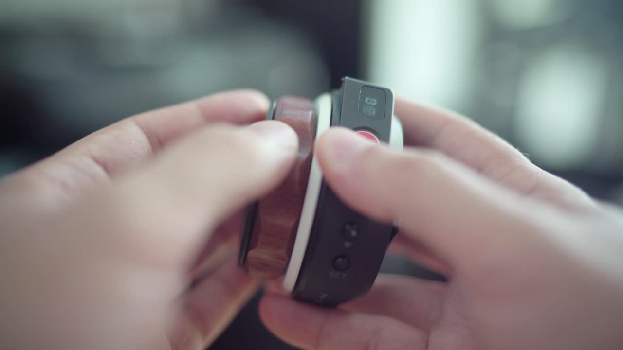 un extractor de enfoque está utilizando un sistema de enfoque de seguimiento inalámbrico para cambiar el enfoque en la lente girando la rueda sobre ella