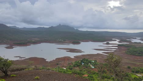 Blick-Auf-Die-Regenzeit-Von-Lonavala,-Bergstation-In-Der-Nähe-Des-Flusses,-Drohnenaufnahme,-Vogelperspektive