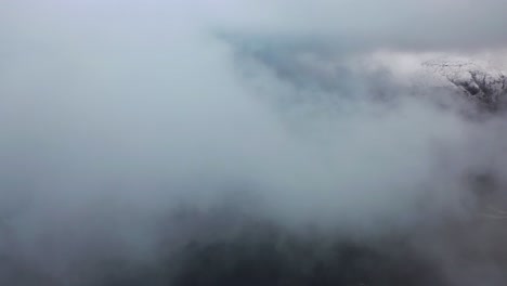 추운 겨울날 구름 사이를 날다