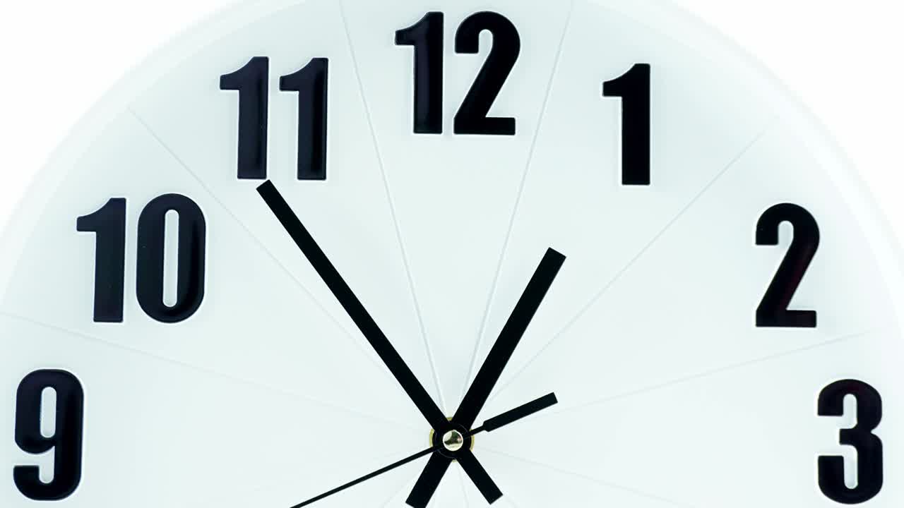 vista frontal, lapso de tiempo, el despertador blanco muestra el paso del tiempo.