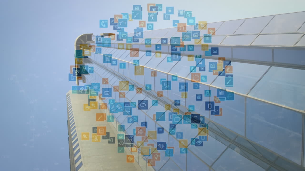 animación de iconos de aplicaciones informáticas que forman un globo sobre un rascacielos moderno en la ciudad