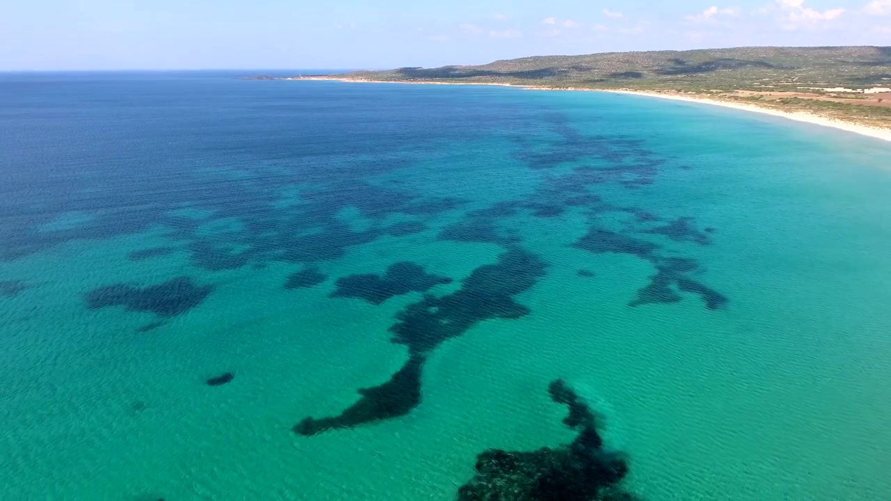 Luftfoto af turkis Middelhav og sandstrand