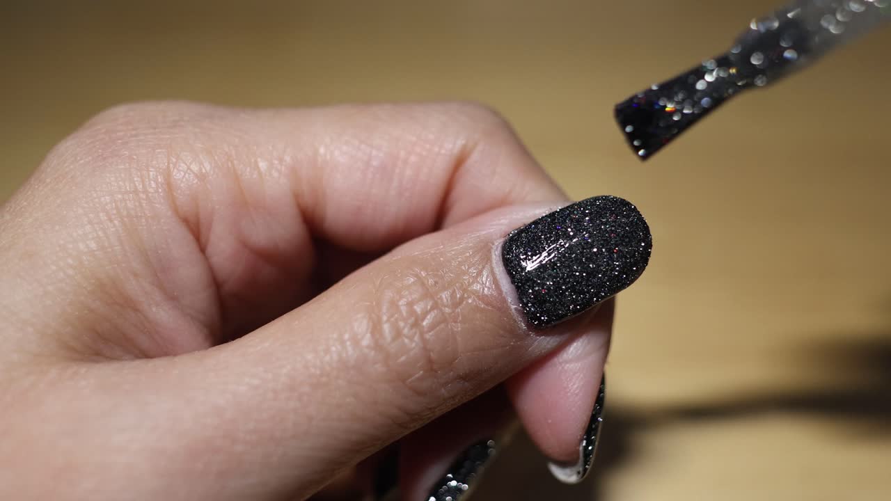 Sequence of applying glitter nail polish on fingernail