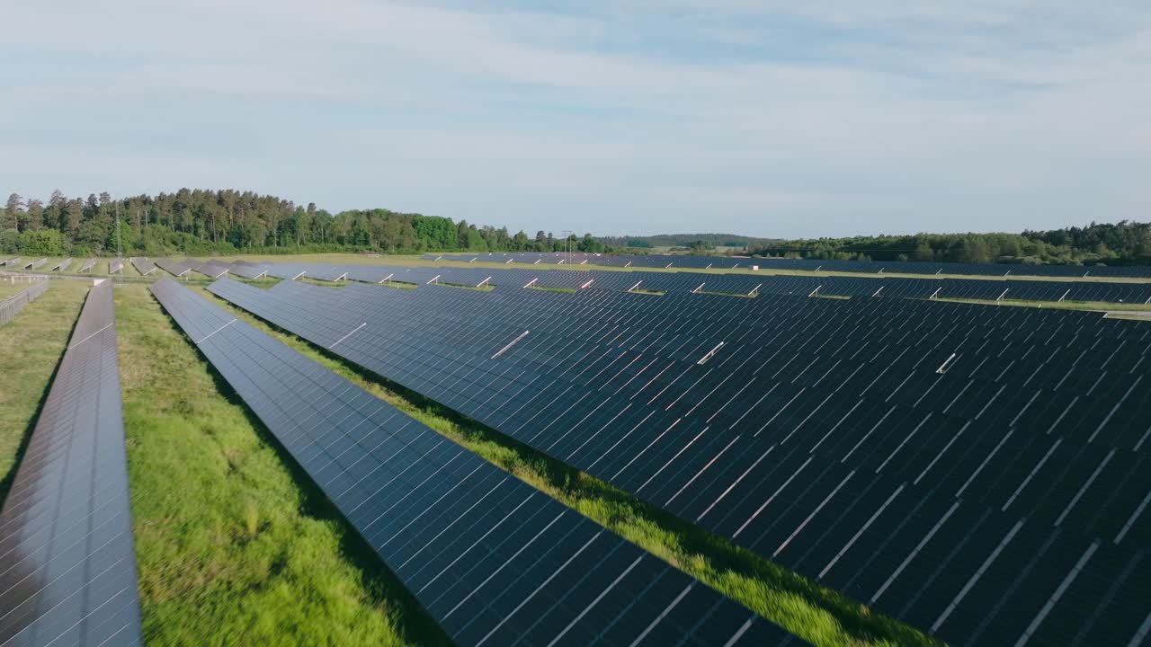 снимок с дрона крупнейшей солнечной электростанции в швеции за пределами странгнаса, стокгольм