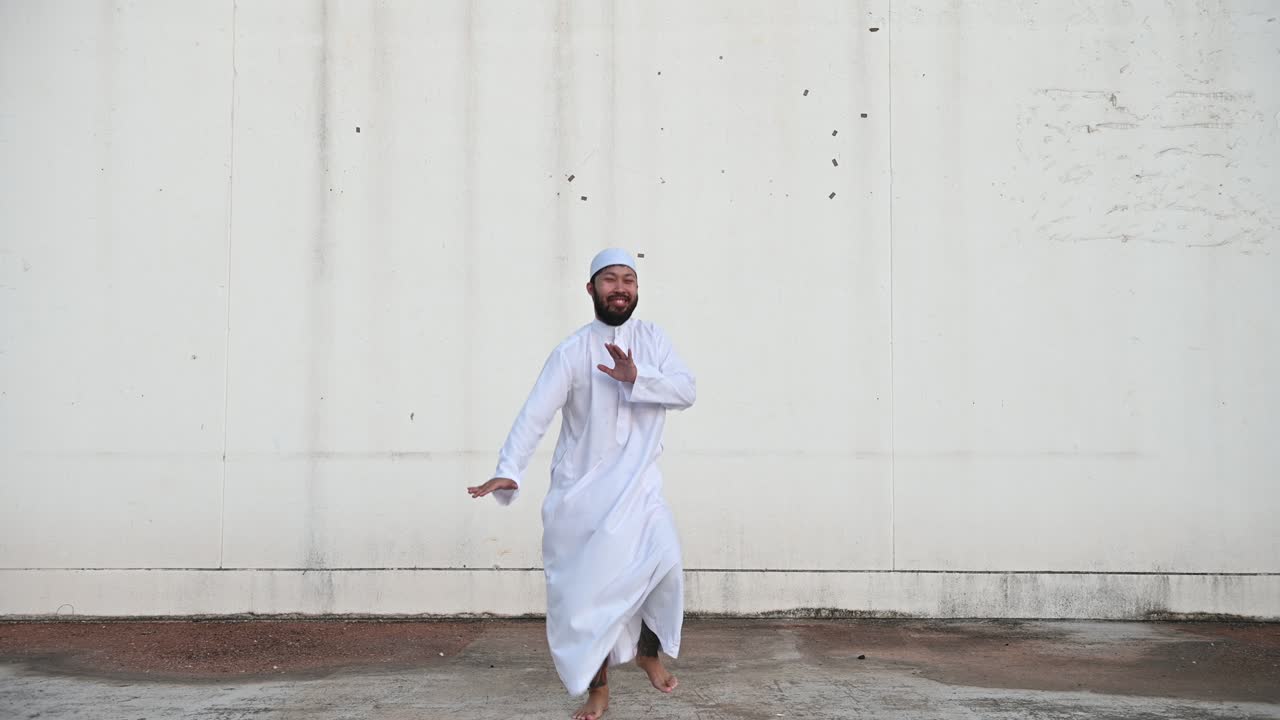 silueta joven musulmán asiático