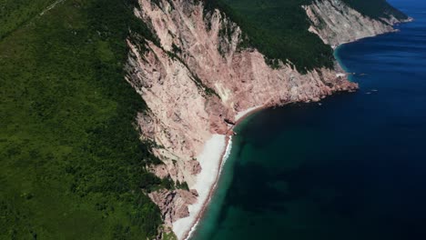 Cabot-Trail-Litoral,-Nueva-Escocia---Clip-De-Drone-De-La-Playa-Y-Las-Montañas