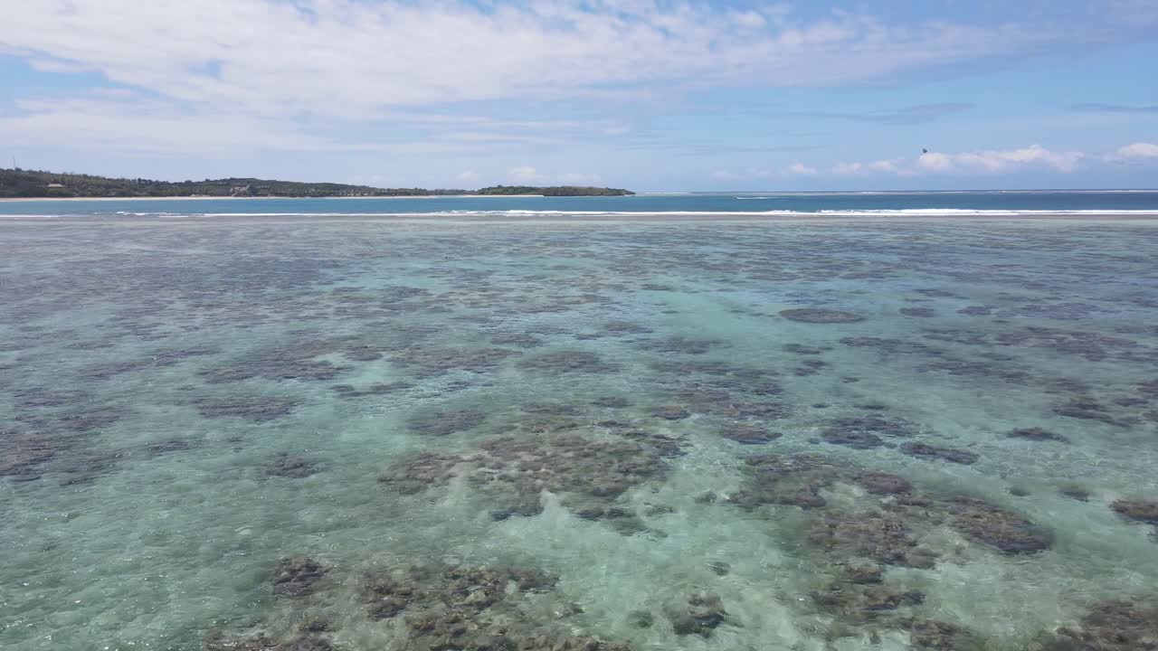 la vista panorámica del dron se extiende sobre las aguas brillantes de la playa de natadola, revelando intrincadas formaciones de coral debajo de la superficie