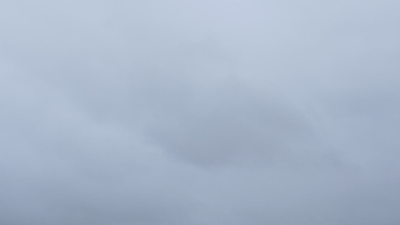Jumbo-Jet landet bei grau-stürmischem Wetter, in 4K-Hochauflösung aufgenommen