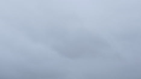 avión jumbo que llega a tierra en un clima tormentoso y gris filmado en alta resolución de 4k