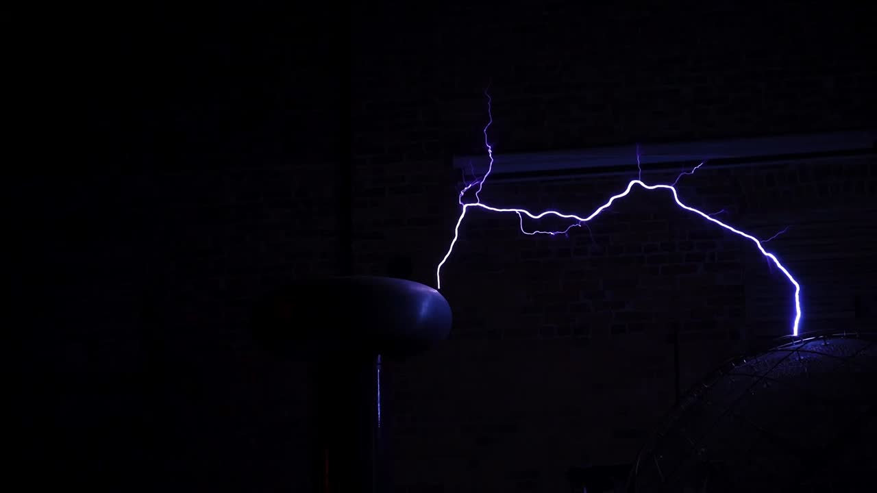 bobina de tesla arcos arcos y chispas con descarga de relámpagos