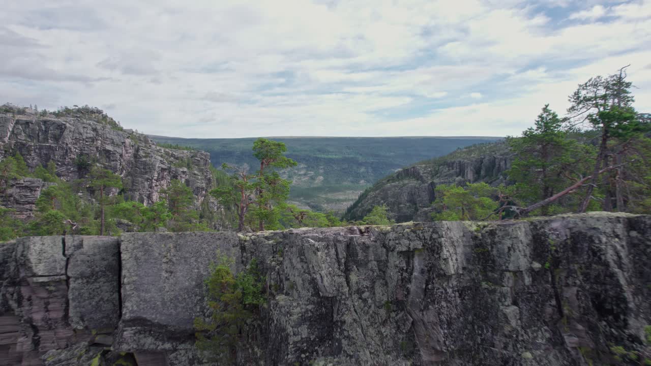 un avión no tripulado vuela hacia adelante presentando el hermoso paisaje del jutulhogget en noruega