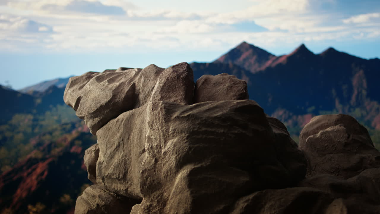 pintoresca cumbre de la montaña con un primer plano rocoso que muestra la belleza cruda