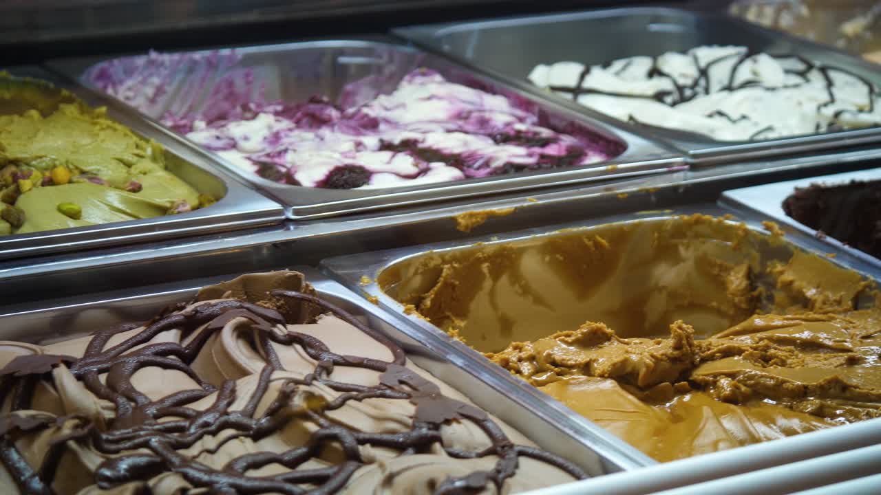 diferentes sabores de helado en malta