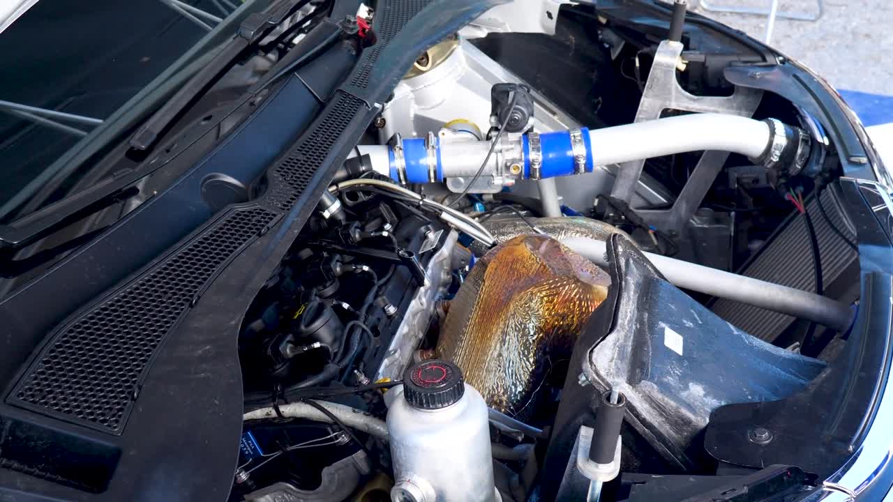 랠리 자동차 엔진의 중간 샷