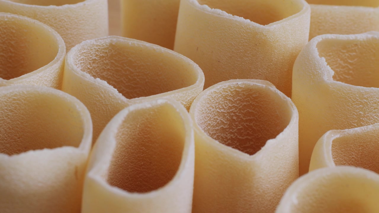 Primo piano macro di tubi di pasta secca cruda
