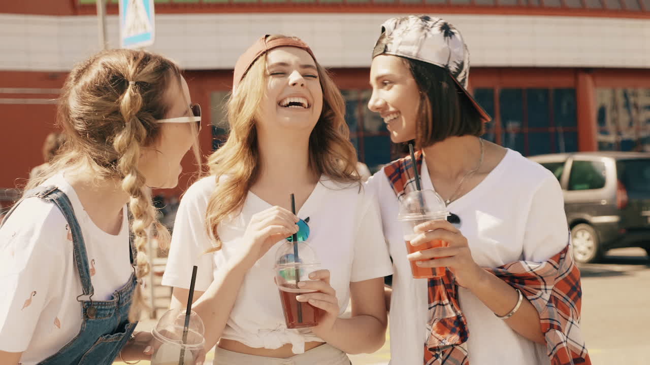 행복 한 친구 들 이 야외 에서 술 을 즐기고 있다