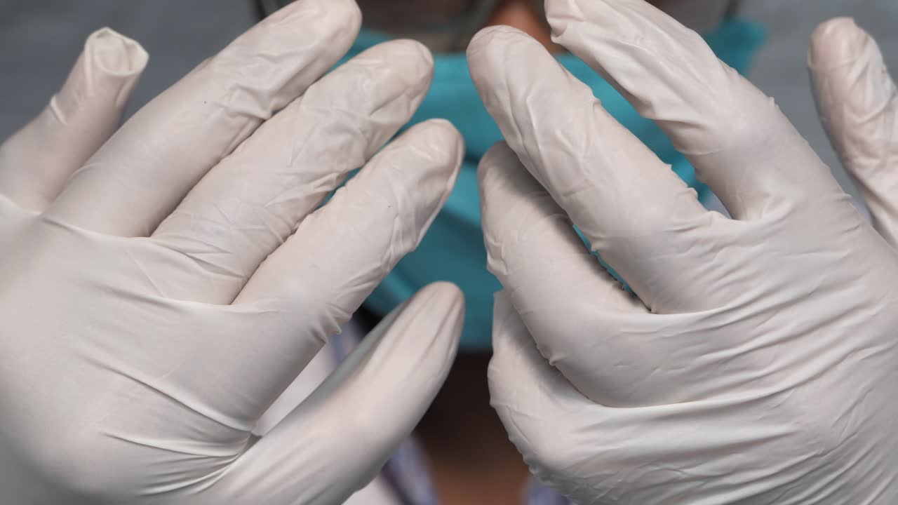 médico o enfermera con guantes de protección y máscara