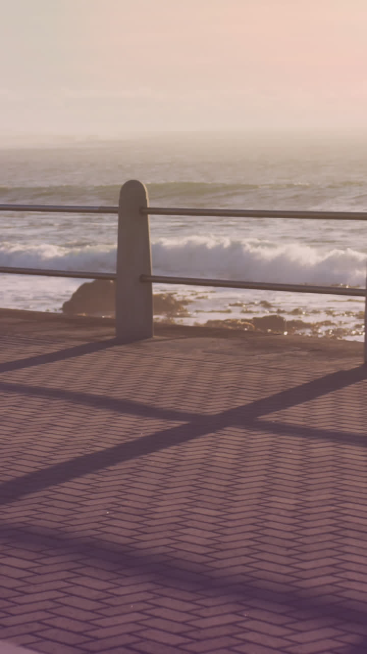 animación de puntos de luz sobre una mujer biracial corriendo por el paseo marítimo