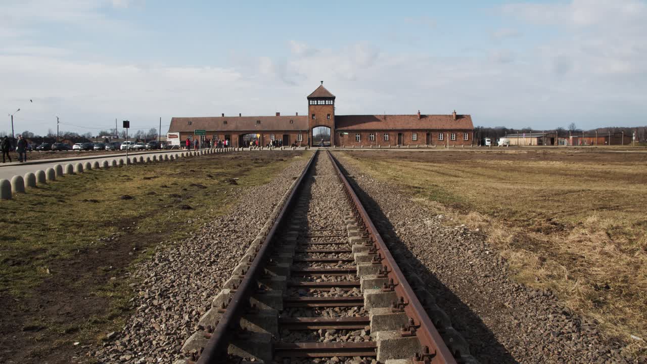 entrada de tren de auschwitz mirando hacia las vías del edificio del museo