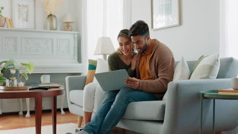portátil, sala de estar y sitio web de búsqueda de parejas
