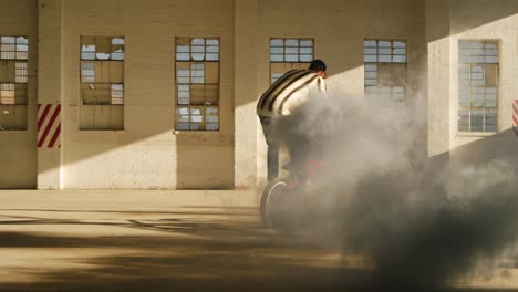 Jinete-De-Bmx-En-Un-Almacén-Vacío-Usando-Granadas-De-Humo