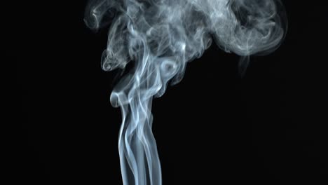 el humo en el fondo negro del avión se eleva. el humo se disipa.