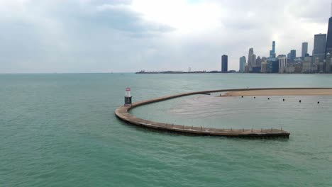 Luftaufnahme,-Lake-Michigan-Mit-Der-Innenstadt-Von-Chicago-Im-Hintergrund