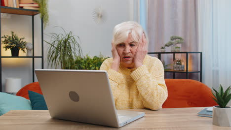 Unglückliche,-Traurige-ältere-Frau-Benutzt-Laptop,-Schlechte-Nachrichten,-Glücksverlust,-Spiel-Scheitert,-Lotterieergebnisse-Zu-Hause