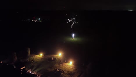 vista aérea de imágenes de drones de fuegos artificiales con el lugar de la boda mavic 3