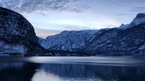 Zeitraffer-Des-Hallstättersees-Bei-Sonnenaufgang-Mit-Wunderschönen-Farben-Und-Sich-Bewegenden-Wolken-Auf-Dem-Gipfel-Des-Berges