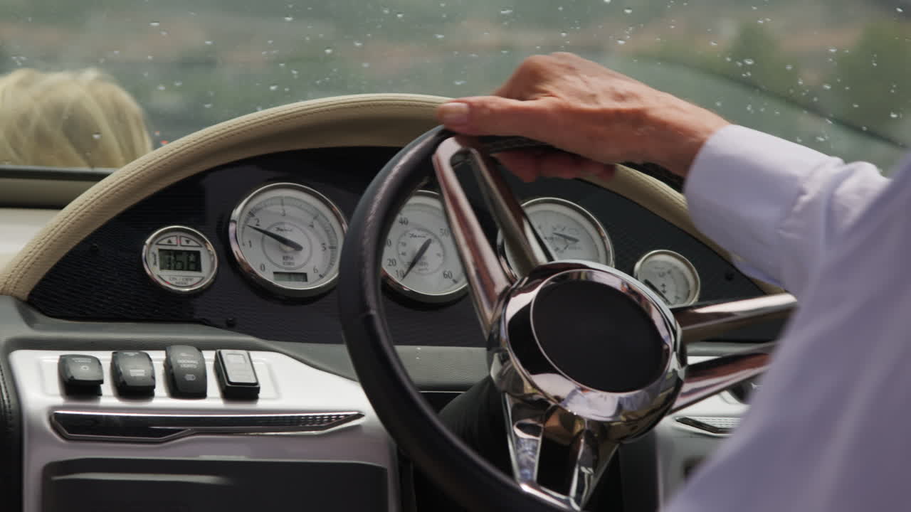 conductor de barco al timón