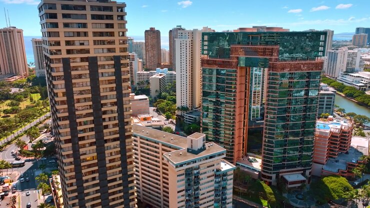 Edifícios deslumbrantes da moderna Waikiki, Honolulu, Havaí, EUA. Voo de drone acima da paisagem urbana ao longo das fachadas brilhantes
