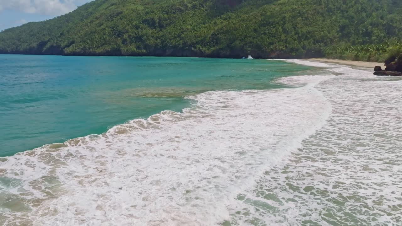 Olas en Playa El Valle en Samaná, República Dominicana - vista de dron