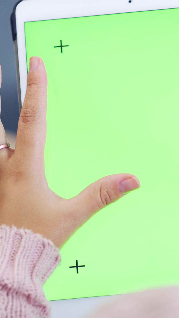 Persona con tablet a schermo verde