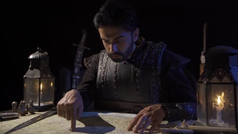 el comandante que analiza en el mapa.