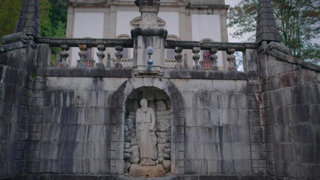 Santuario-De-Nossa-Senhora-Da-Peneda-En-El-Parque-Nacional-De-Gerês,-Plano-Amplio-Con-Cardán