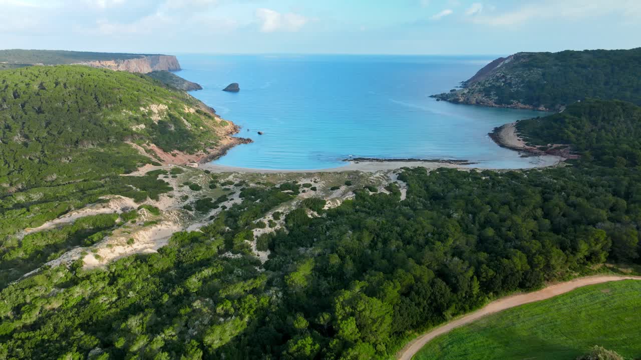 дрон-долли наклоняется вверх, показывая ла-валл-менорку в солнечный спокойный прекрасный день.