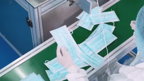 línea de producción de máscaras faciales en una fábrica moderna