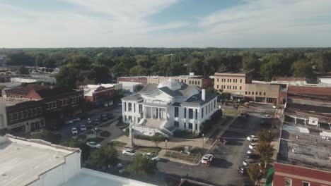 Aerial-Laurens-SC-Downtown-and-Courthouse-In-4K