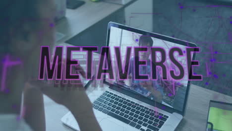 animación de texto metaverso sobre diversas personas de negocios en llamada de video portátil