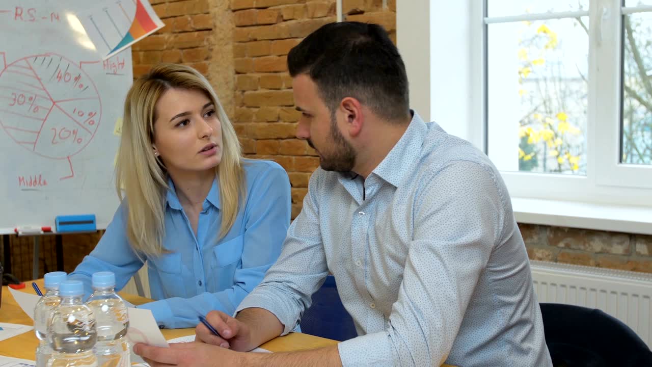 reunión de equipo de negocios involucró a diversas personas que participaron en ideas creativas y sostenibles steadicam filmado a través de la mesa de la sala de juntas espacio de trabajo compartido