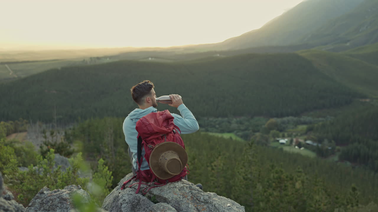하이킹, 산과 배 ⁇ 을 들고 있는 남자