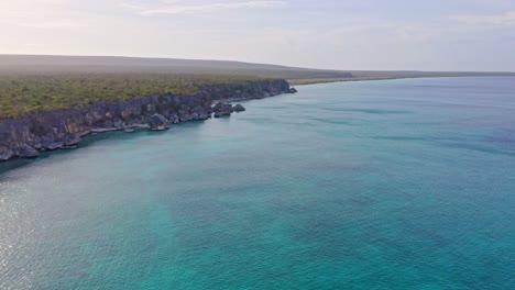 costa escarpada con océano sereno en bahia de las aguilas, pedernales, republica dominicana