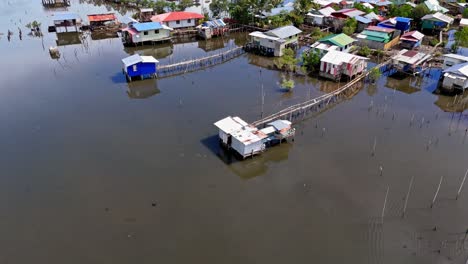 Luftaufnahmen-Von-Städtischen-Siedlungen-In-Der-Nähe-Einer-Flussmündung-Und-Vom-Wasser-Abgeholzten-Landflächen,-Die-Garnelen-Züchten